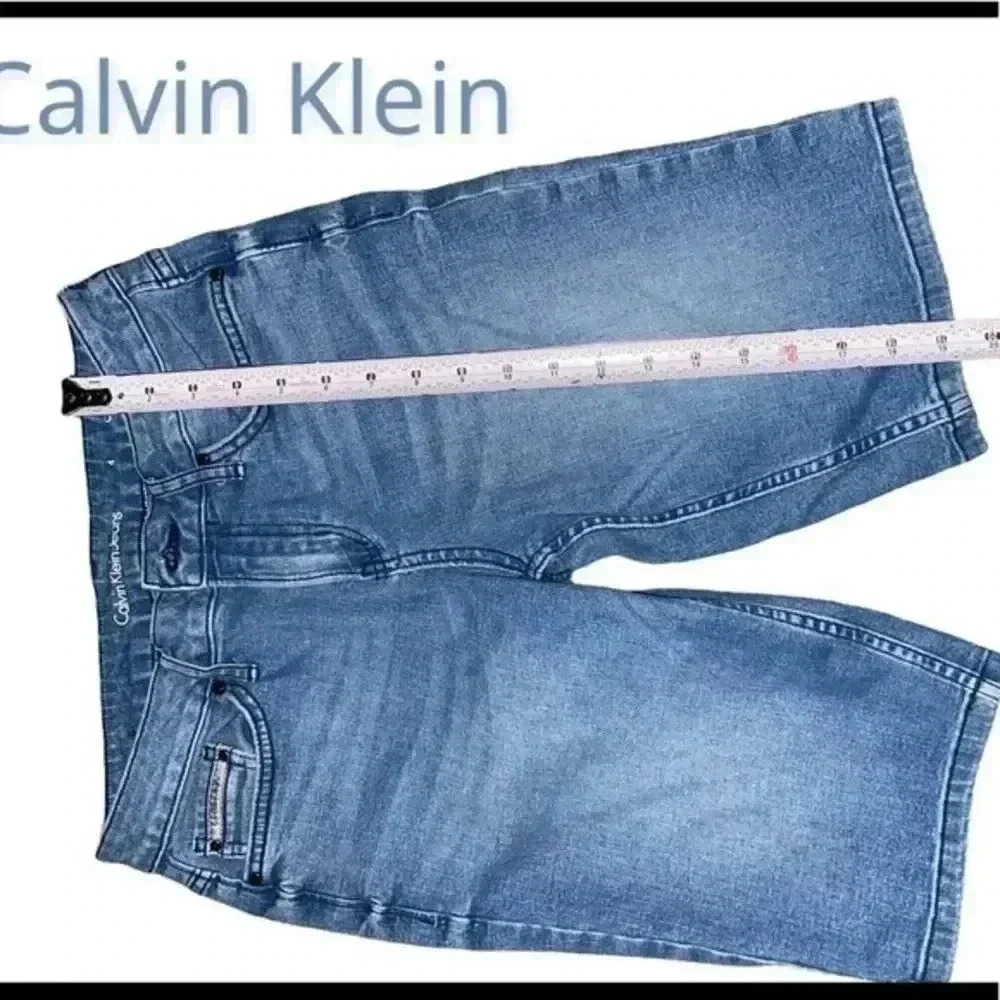 ⬇️PRICE DROP⬇️. 
CALVIN KLEIN CITY SHORTS.